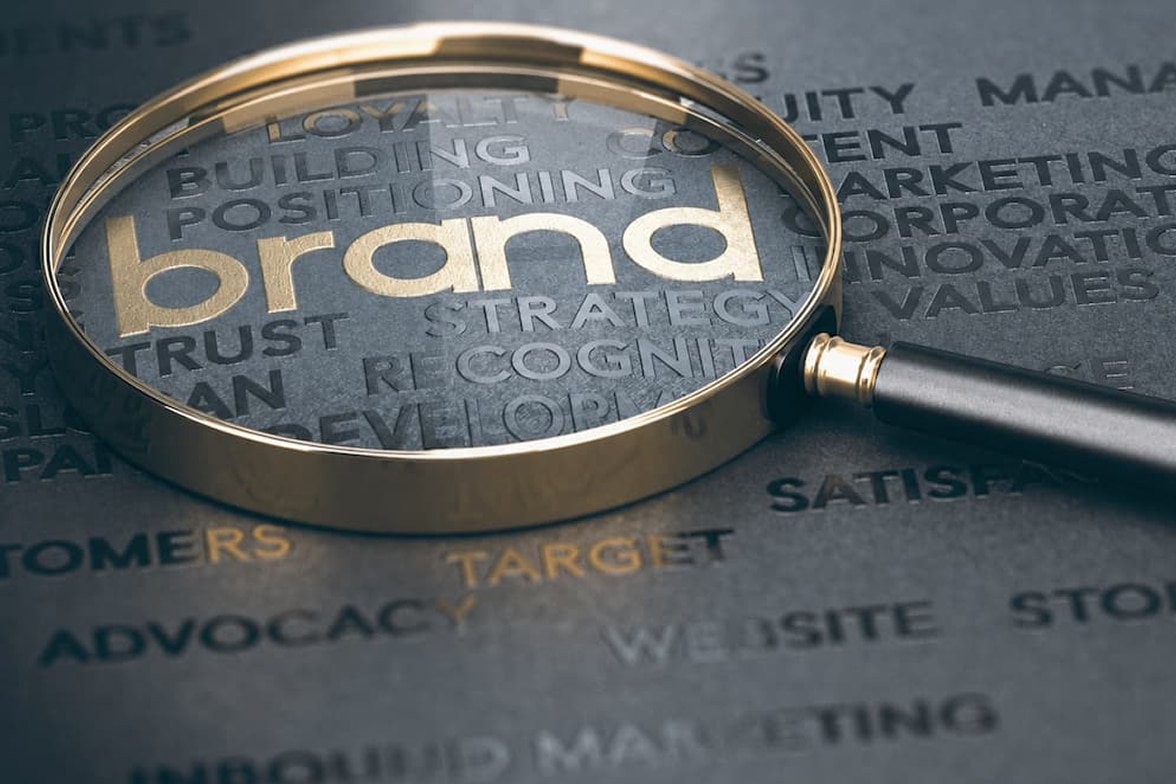 黑金色的放大鏡照著brand文字